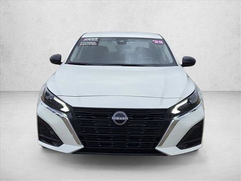 Used 2025 Nissan Altima 2.5 SV FWD image 2