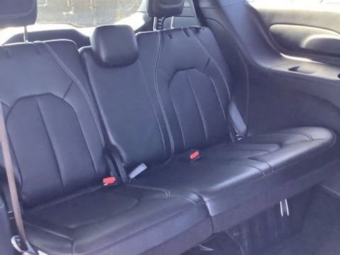 Certified 2025 Chrysler Pacifica Select FWD image 20