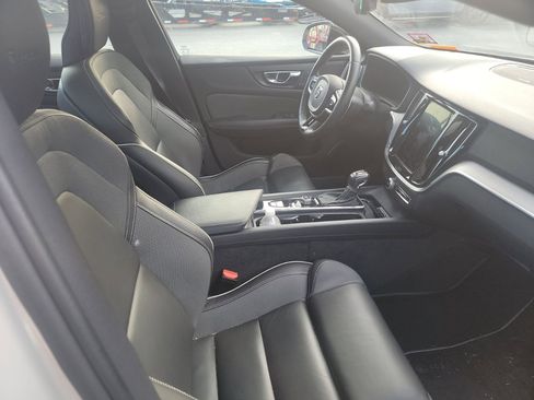 Used 2019 Volvo S60 T6 R-Design image 9