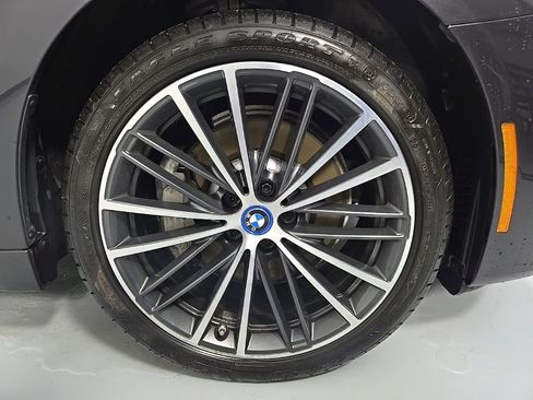 Used 2023 BMW 530e xDrive w/ Premium Package image 10