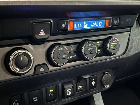 Used 2020 Toyota Tacoma TRD Off-Road w/ TRD Premium Off Road Package AWD/4WD image 23