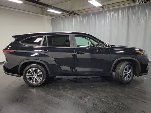 Used 2024 Toyota Highlander XLE image 9