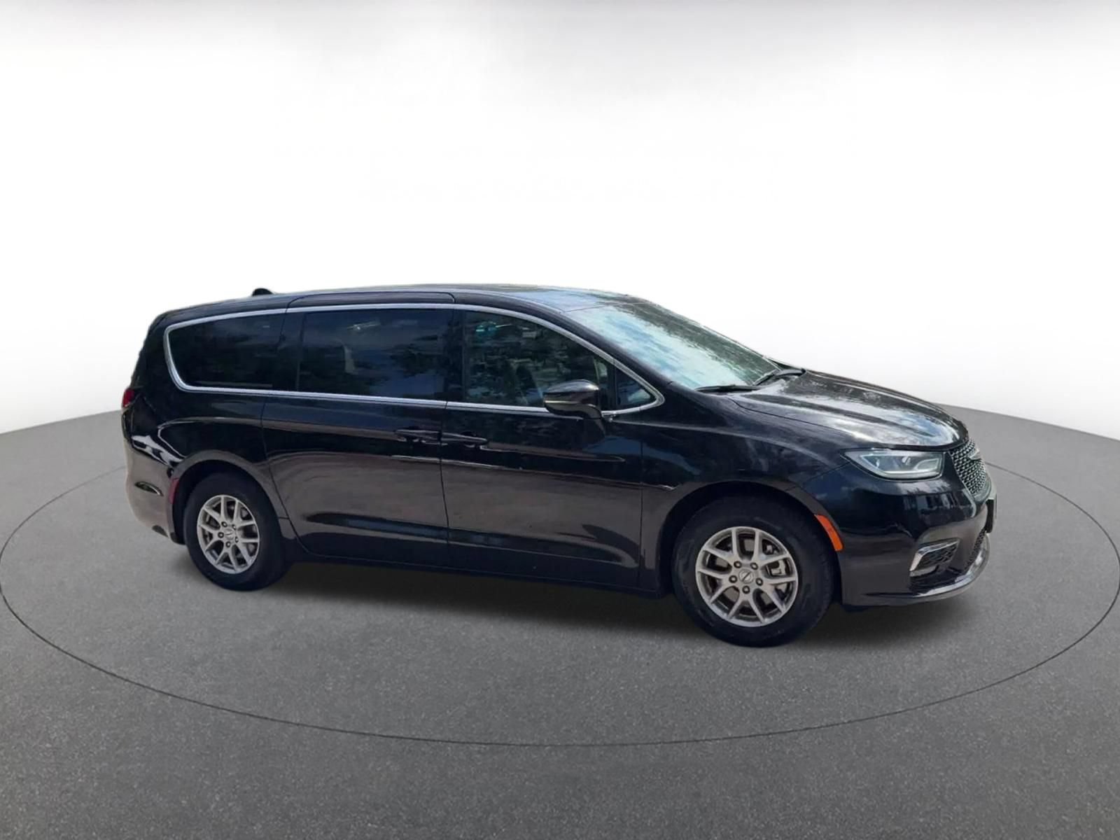 Used 2025 Chrysler Pacifica Select FWD image 2