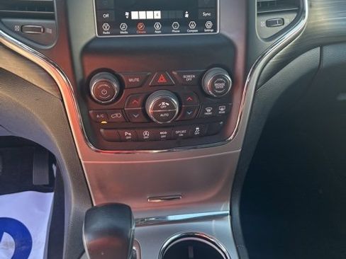 Used 2019 Jeep Grand Cherokee Laredo image 18