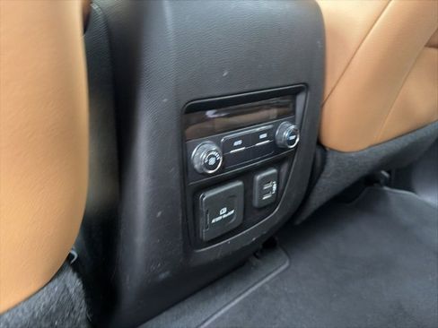 Used 2019 Buick Enclave Essence image 11