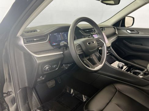 Used 2023 Jeep Grand Cherokee Limited w/ Black Appearance Package image 9