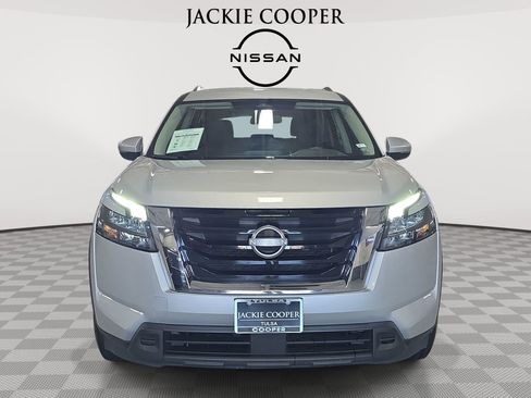 Used 2025 Nissan Pathfinder SV image 2