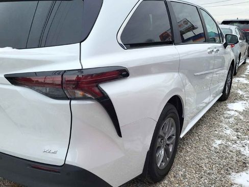 Used 2026 Toyota Sienna XLE image 5
