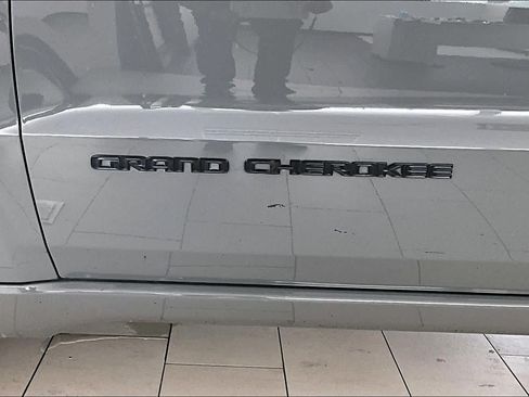Used 2020 Jeep Grand Cherokee Altitude RWD image 9