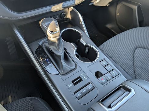 Used 2024 Toyota Highlander LE image 19