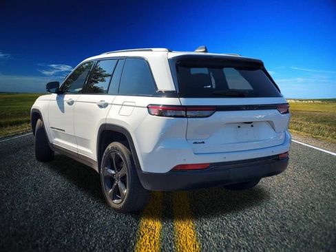 Certified 2024 Jeep Grand Cherokee Altitude AWD/4WD image 2