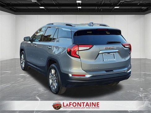 Used 2024 GMC Terrain SLT image 3