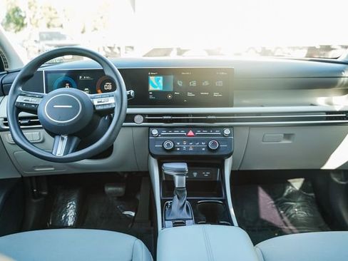 Used 2025 Hyundai Tucson SE image 13