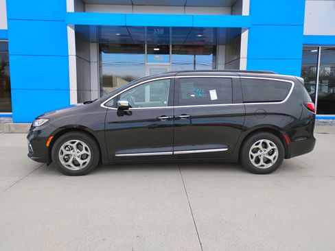 Used 2023 Chrysler Pacifica Limited image 6