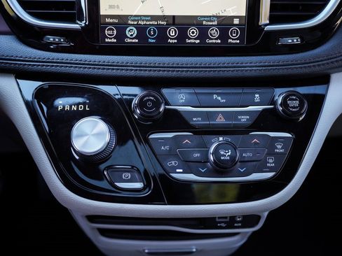 Used 2020 Chrysler Pacifica Limited image 34