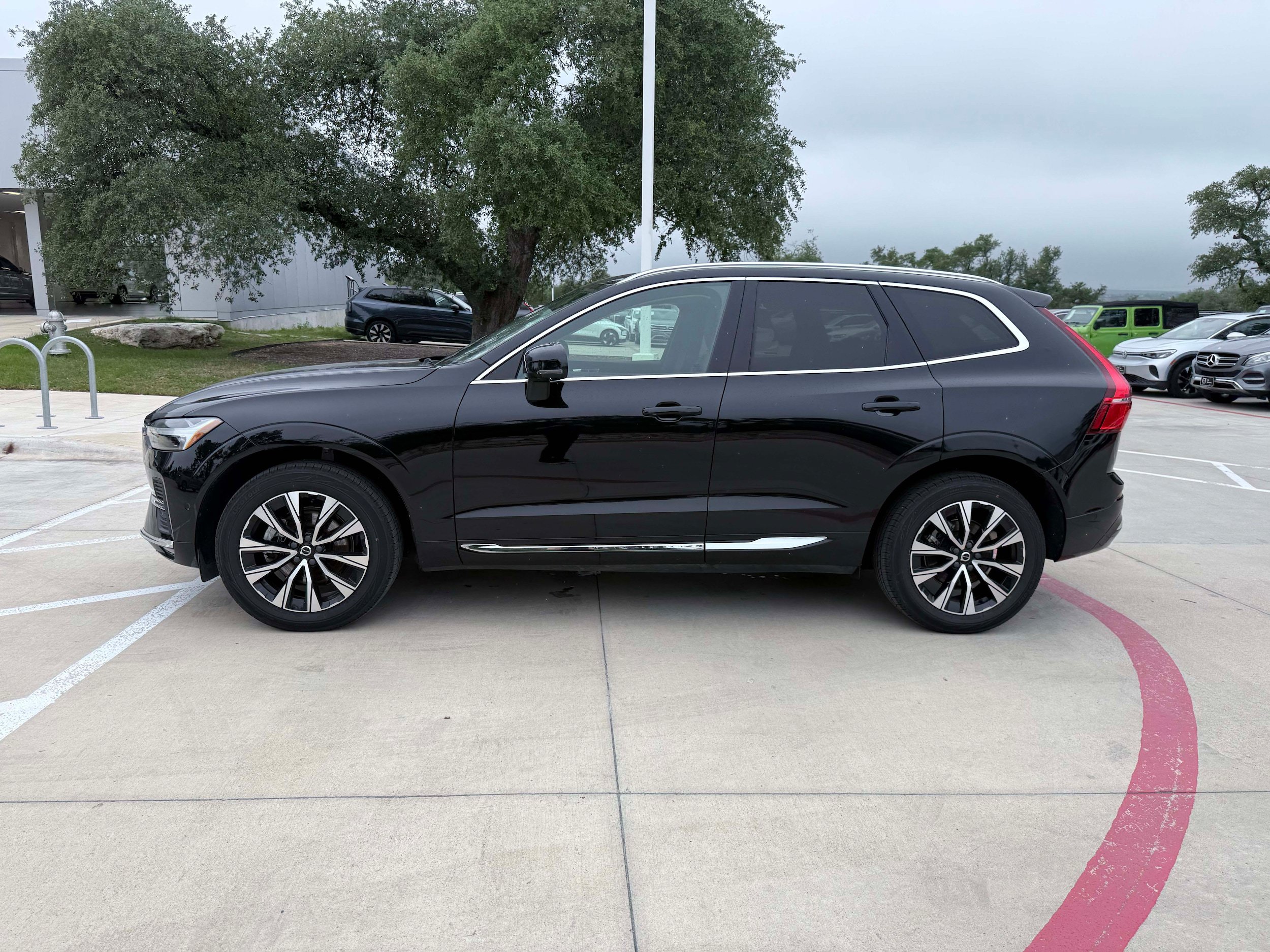 Certified 2023 Volvo XC60 B5 Plus AWD/4WD image 3