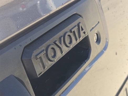 Used 2016 Toyota Tacoma TRD Sport w/ Towing Package image 11