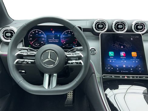 Used 2025 Mercedes-Benz GLC 300 4MATIC image 17