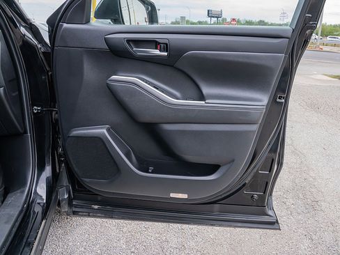 Used 2023 Toyota Highlander XLE image 13