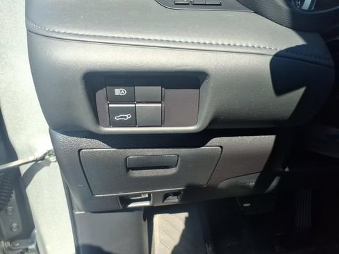 Used 2023 Toyota Highlander LE AWD/4WD image 4