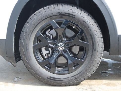 Certified 2025 Volkswagen Atlas Peak Edition SE AWD/4WD image 33