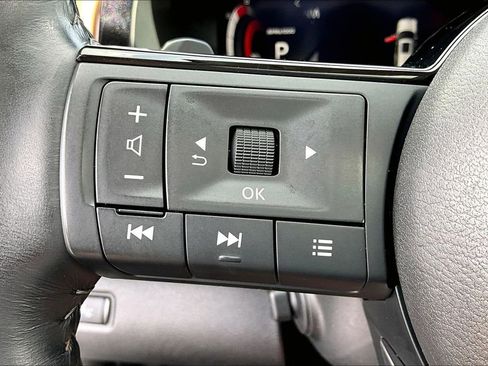 Used 2023 Nissan Pathfinder Platinum FWD image 11