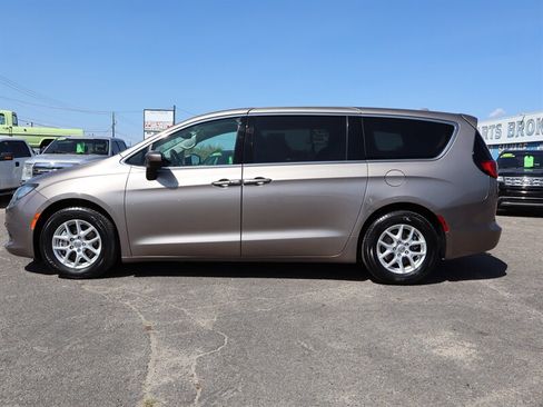 Used 2017 Chrysler Pacifica LX FWD image 26