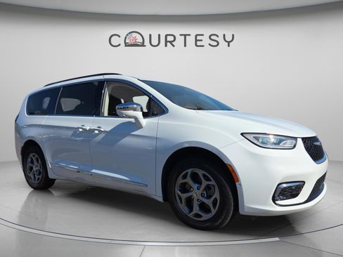 Certified 2022 Chrysler Pacifica Limited w/ Uconnect Theater Family Group image 8