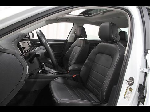 Used 2024 Volkswagen Jetta SE FWD image 5