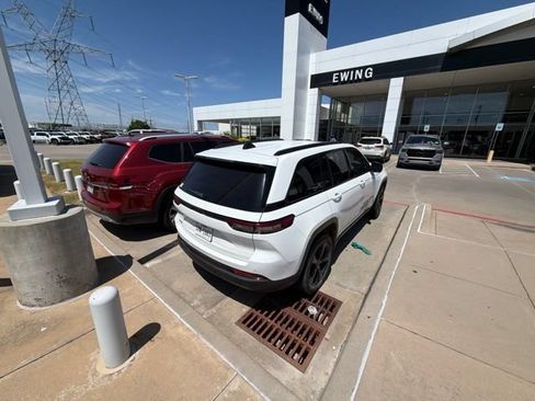 Used 2023 Jeep Grand Cherokee Altitude AWD/4WD image 5