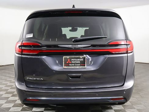 Used 2023 Chrysler Pacifica Touring-L FWD image 14