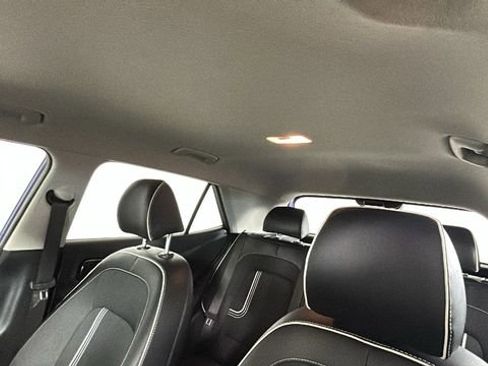 Used 2024 Hyundai Venue Limited FWD image 13