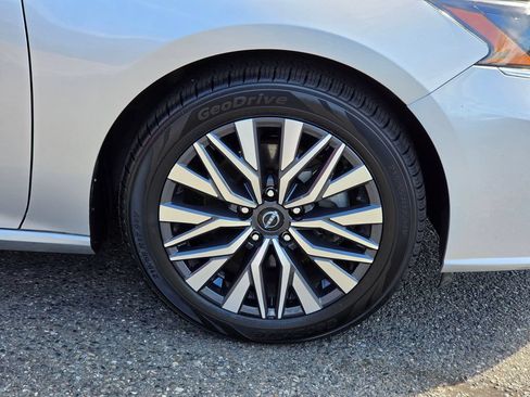 Used 2024 Nissan Altima 2.5 SV FWD image 9