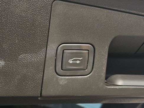 Used 2024 Cadillac XT4 Luxury w/ Cold Weather Package FWD image 10