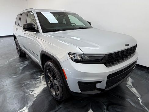 Used 2022 Jeep Grand Cherokee L Laredo AWD/4WD image 19