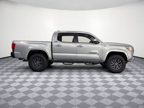 Used 2020 Toyota Tacoma SR5 AWD/4WD image 8