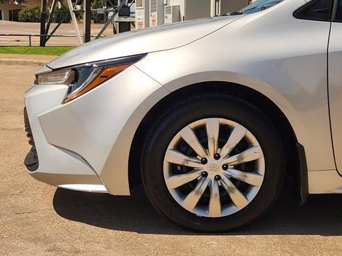 Used 2025 Toyota Corolla LE FWD image 5