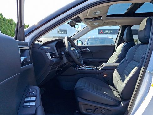 New 2025 Mitsubishi Outlander SE image 9