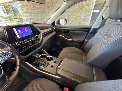 Used 2025 Toyota Highlander LE FWD image 37