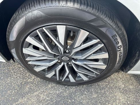 Used 2024 Nissan Altima 2.5 SV FWD image 11
