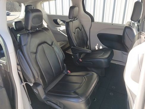 Used 2023 Chrysler Pacifica Touring-L image 22