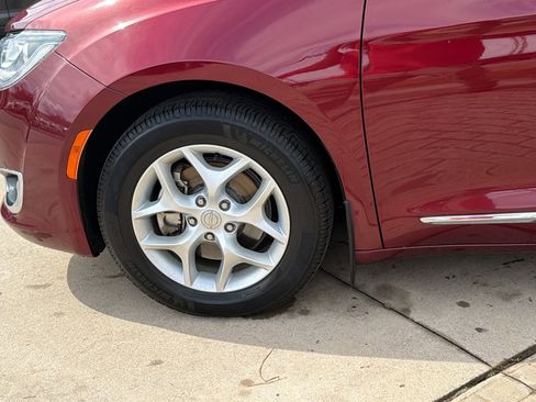 Used 2018 Chrysler Pacifica Touring-L w/ Tire & Wheel Group image 12