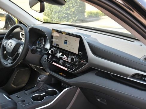 Used 2025 Toyota Highlander XLE image 32