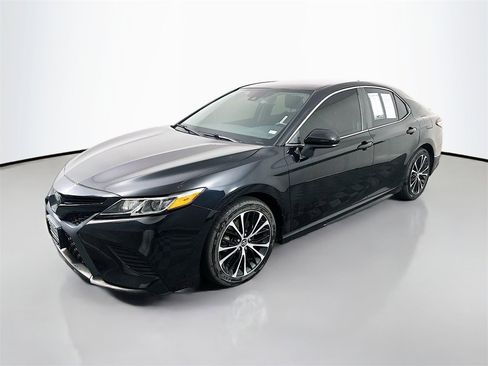 Used 2020 Toyota Camry SE w/ Carpet Mat Package image 3