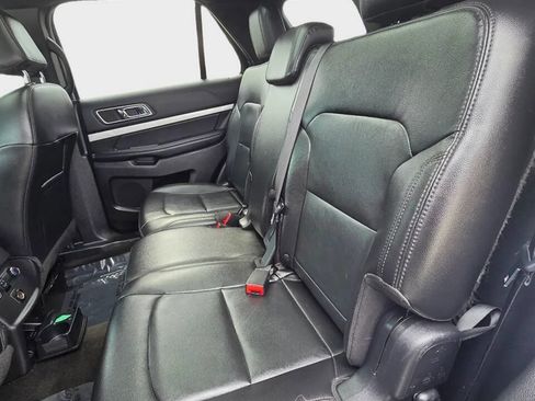 Used 2017 Ford Explorer XLT w/ Equipment Group 202A AWD/4WD image 14
