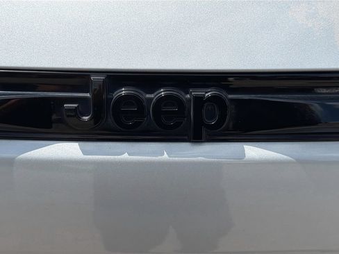 Used 2024 Jeep Grand Cherokee Altitude AWD/4WD image 12