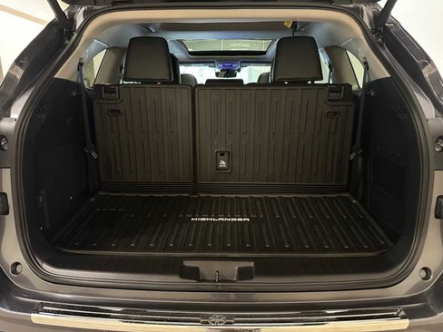 Certified 2025 Toyota Highlander Platinum image 32