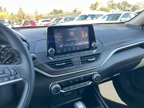 Used 2025 Nissan Altima 2.5 SV image 17
