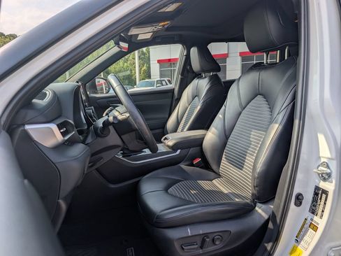 Used 2023 Toyota Highlander XSE FWD image 21