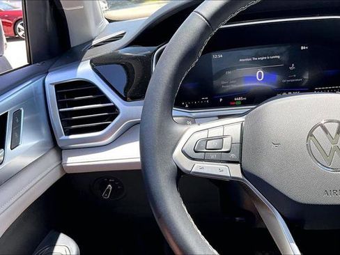 Used 2025 Volkswagen Taos SE w/ Panoramic Sunroof Package FWD image 24